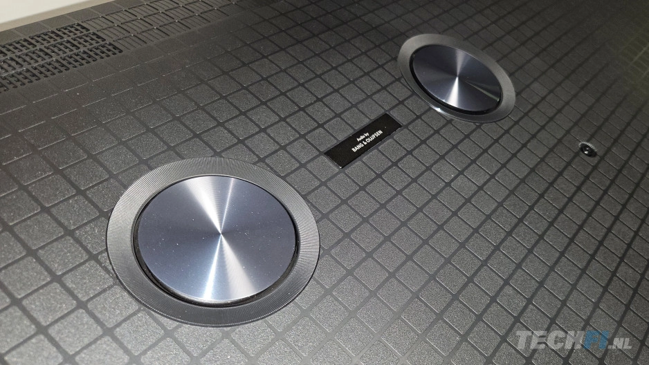 TCL C7K woofers op de achterzijde