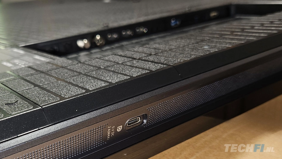 De Hisense U8 (2025) heeft een USB-C-aansluiting met DisplayPort aan de zijkant.