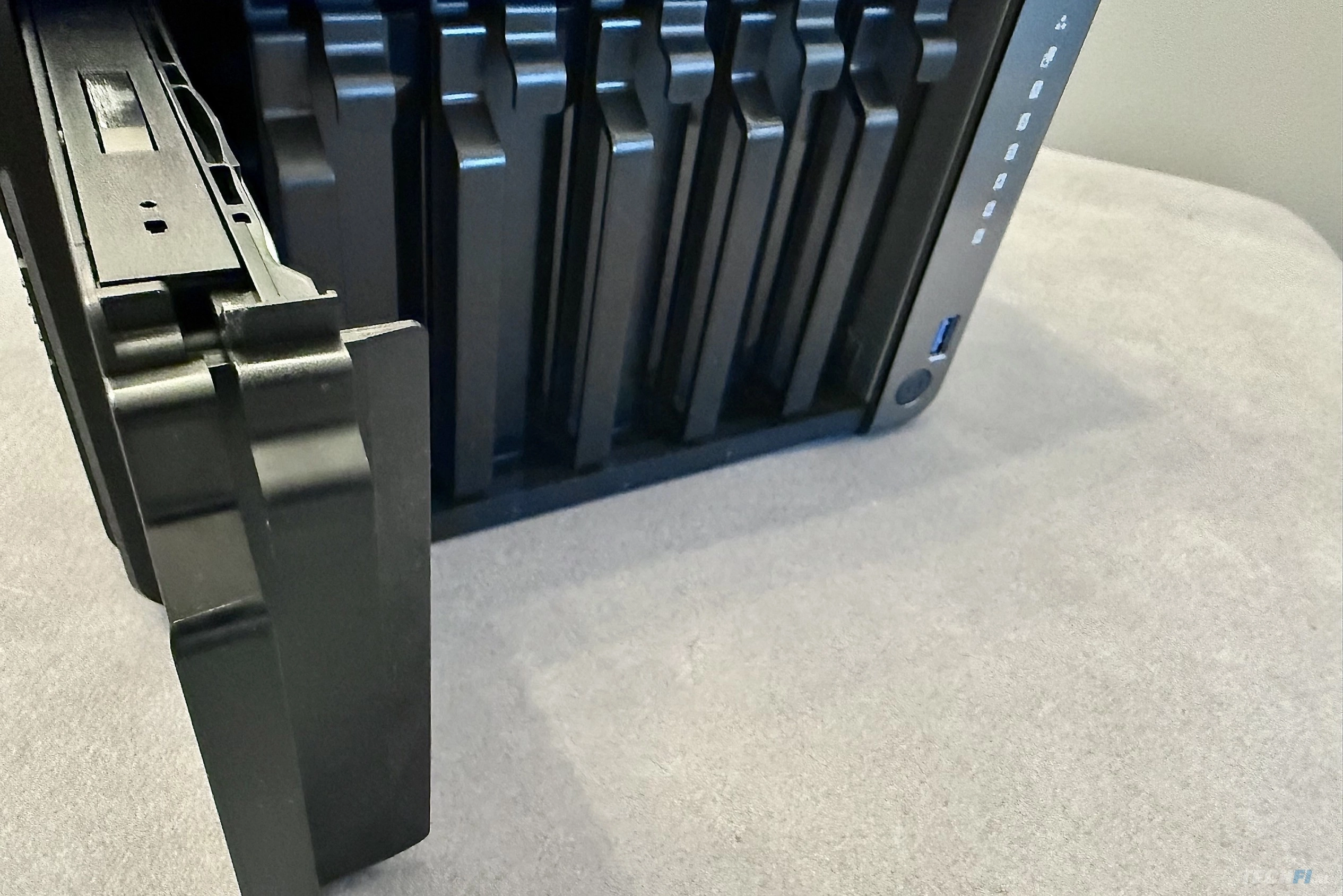 QNAP TS-AI642 voorkant met een drive bay uitgenomen