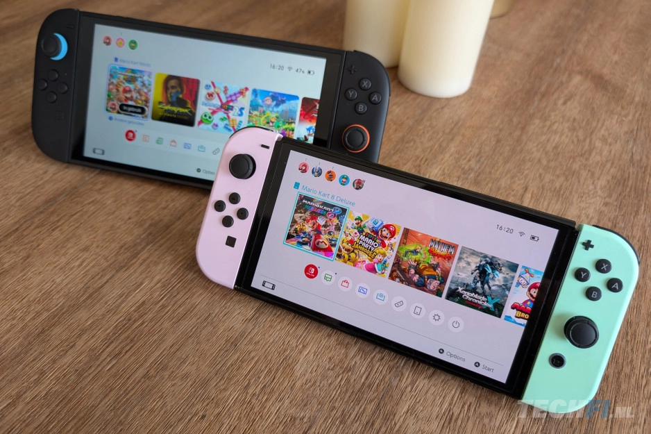 Nintendo Switch 2 naast de Switch OLED (rechts)