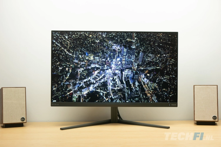Philips Evnia 32M2N6800M met nacjhtelijke metropool in HDR