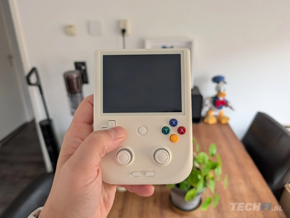 De Anbernic RG405V is sinds z'n lancering een betaalbare retrohandheld voor de minder veeleisende gamer.