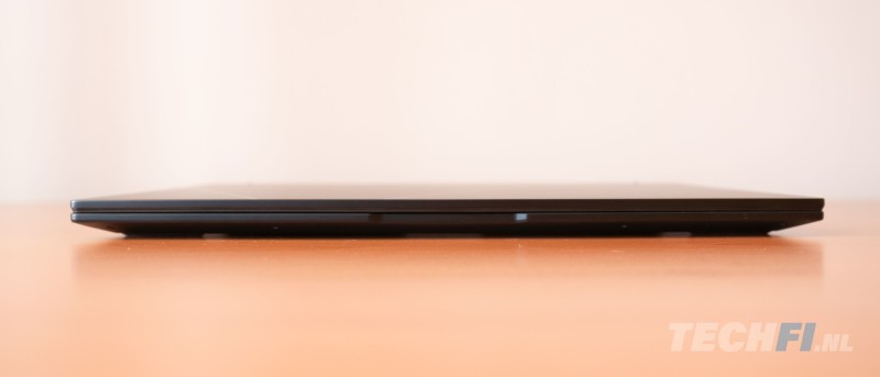 De ASUS Zenbook 14 OLED (UX3405MA) is een hele dunne laptop.
