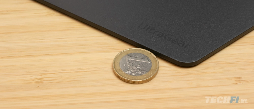De basisplaat van de LG UltraGear 27G850A is maar iets dikker dan een euromunt.