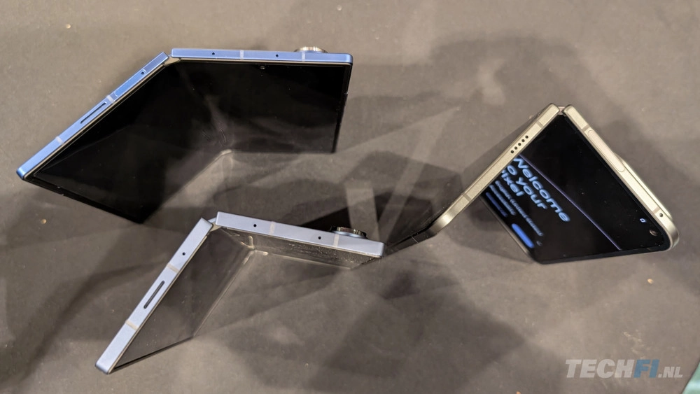 Samsung Galaxy Z Fold 7 (boven) naast Fold 6 en Pixel 9 Pro Fold