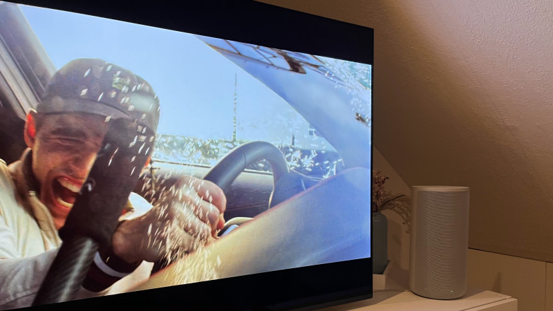 Sony HT-A9 - de actie op het scherm is zichtbaarder dan de speakers.