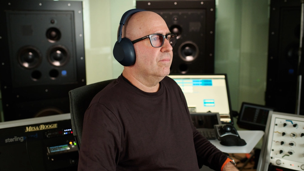 Chris Gehringer met Sony WH-1000XM6 