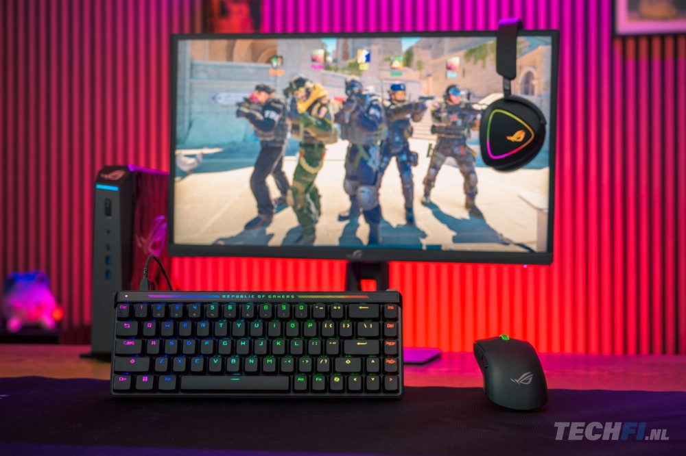 Onze ROG Ace opstelling: ROG NUC 2025, ROG Falchion Ace HFX toetsenbord, ROG Strix XG248QSG Ace monitor, ROG Harpe II Ace muis, ROG Sheath II XXL muismat en ROG Delta II headset