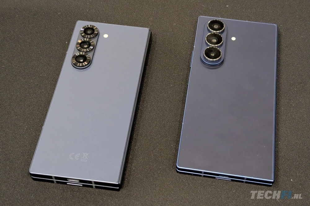 Samsung Galaxy Z Fold 7 (rechts) naast Fold 6