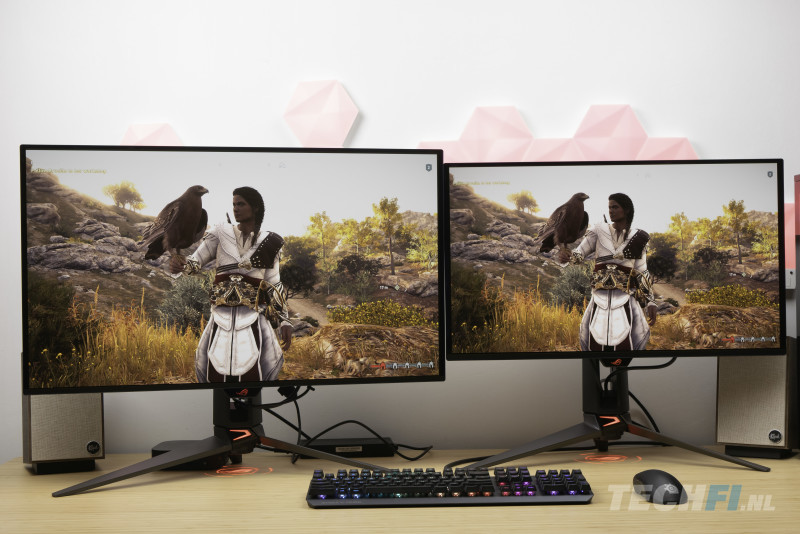 ROG Swift OLED PG27UCDM (rechts) naast de PG32UCDM met Assassin's Creed: Odyssey