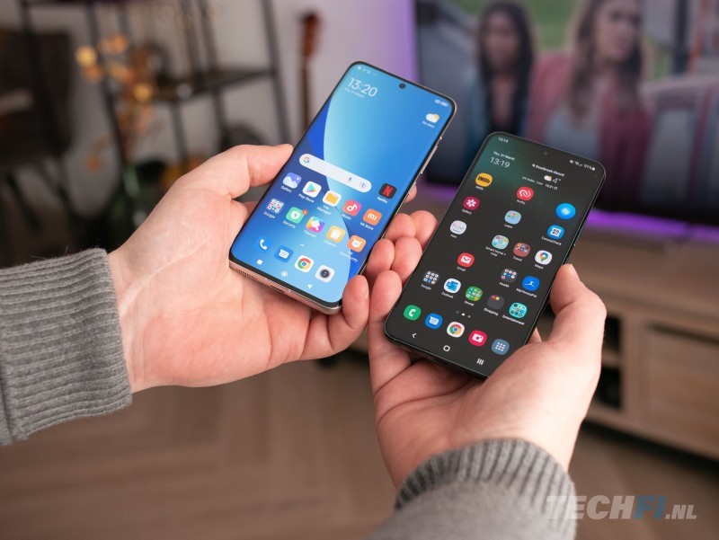 De Xiaomi 12 naast de Samsung Galaxy S22 in de hand. 