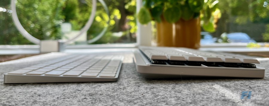 Apple Magic Keyboard (links) naast Logitech MX Mechanical Mini for Mac (rechts)