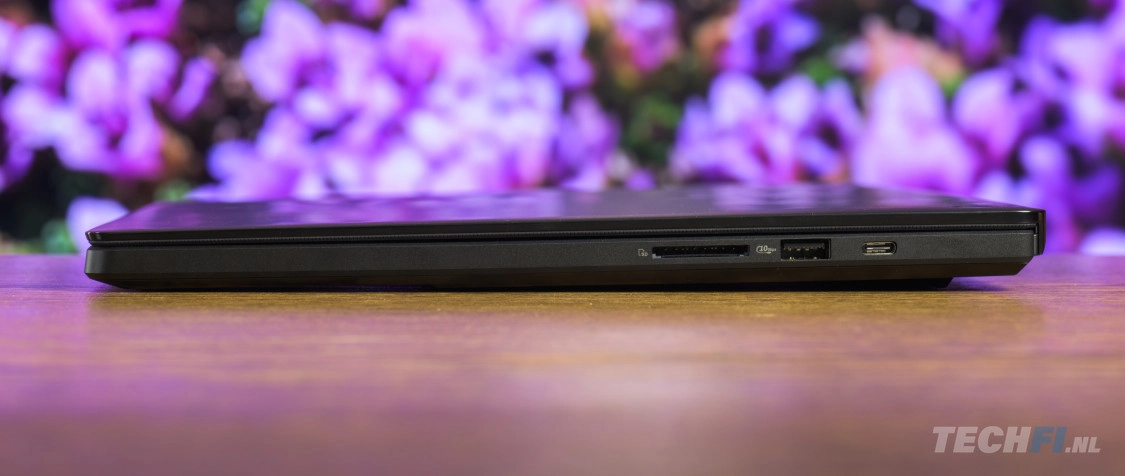 ASUS ProArt P16 (2025) aansluitingen rechts