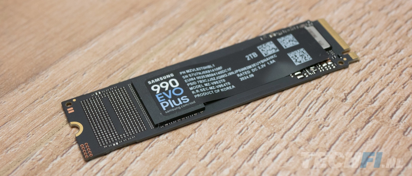 Een open plek met een ball grid array voor een tweede nand-package is zichtbaar op zowel de 1TB als de 2TB versie van de Samsung SSD 990 EVO Plus