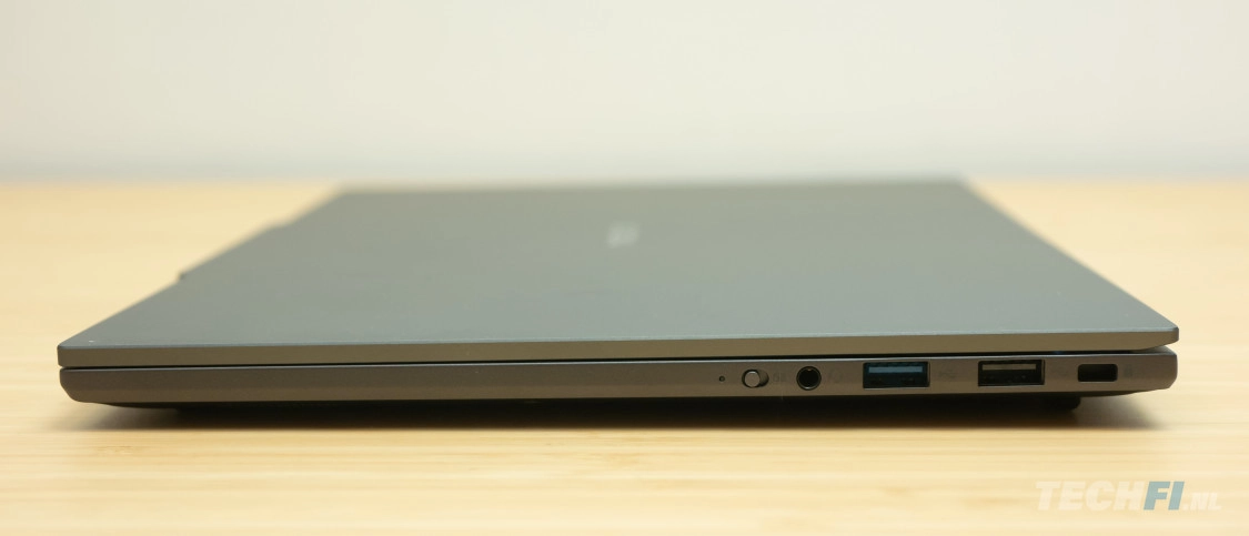 Medion Signium 14 S1 OLED aansluitingen rechts