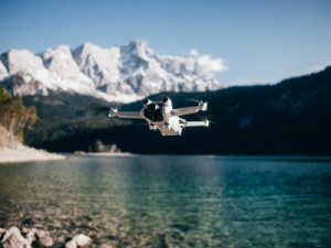 Europese versie van DJI Mini 3 Pro drone vliegt nét onder de gewichtsgrens door, dus een vliegbrevet is niet nodig