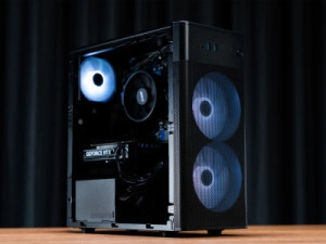 Stap voordelig in de wereld van PC gaming met de ERAZER Recon P45 game PC (sponsored)