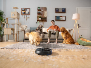 Eufy RoboVac X8 Hybrid stoft, dweilt en bepaalt zelf waar hij heen moet