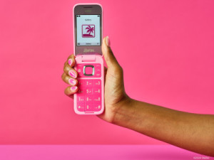 De Barbie Phone komt er eindelijk aan, maar of ze nog op tijd is?