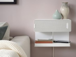 IKEA breidt SYMFONISK uit met een speakerhouder voor bij het nachtkastje, met ingebouwde telefoonlader