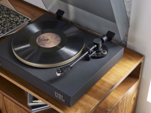 JBL Spinner BT draaitafel stuurt LP-muziek draadloos naar je speakers