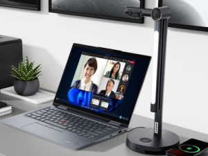 De Lenovo Go Desk Station is een bureaulamp met ingebouwde webcam en USB-C dock