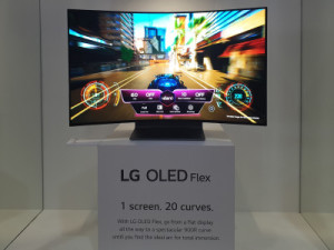 De LG OLED Flex is half monitor, half televisie - en naar wens plat of gebogen