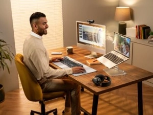Dit draadloze toetsenbord van Logitech laadt uitsluitend via zonne- en lichtenergie op 
