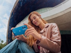 Waterdichte en stralend blauwe Motorola edge 40 Neo gaat het de edge 40 moeilijk maken