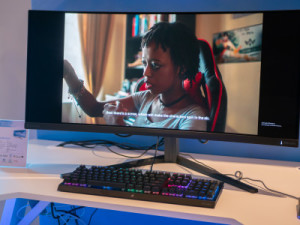 OLED gaming wordt weer wat betaalbaarder met deze Evnia ultrawide monitor