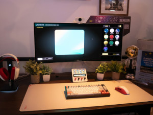 Deze witte ultrawide OLED gaming monitor van Corsair heeft een nabijheidssensor