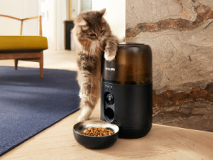 De Philips Smart Pet Serie voerbak heeft een ingebouwde camera, microfoon en speaker