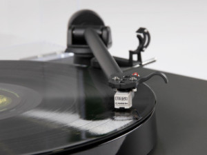 Voor vrienden van vinyl: Rega System One review op HiFi.nl