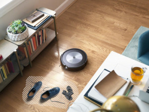 Met de nieuwste iRobot Genius update ruimt Roomba de naalden van je kerstboom op