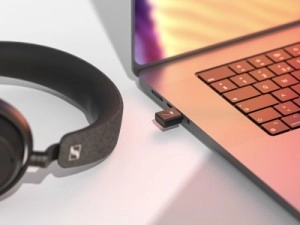 Deze Sennheiser Bluetooth dongle moet alles uit je draadloze hoofdtelefoon halen