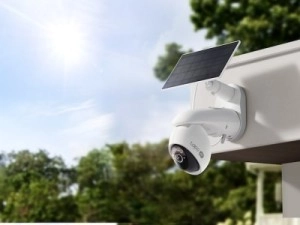 Deze beveiligingscamera met zonnepaneel houdt elke hoek van je tuin in de gaten