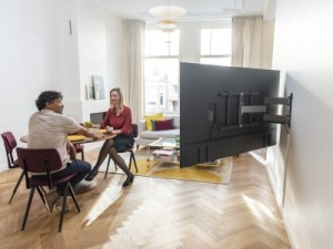 Nieuwe Vogel's Elite TV muurbeugels houden tot wel honderd kilo en je TV hangt slechts centimeters van de muur