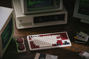 Dit bijzondere retro toetsenbord van 8BitDo komt naar Europa - in twee edities