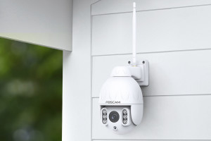 De Foscam SD4 buitencamera bewaakt huis en tuin met 4x optische zoom en tot 50 meter nachtzicht