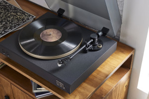 JBL Spinner BT draaitafel stuurt LP-muziek draadloos naar je speakers