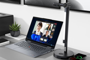 De Lenovo Go Desk Station is een bureaulamp met ingebouwde webcam en USB-C dock