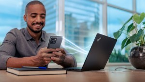Lenovo en Motorola introduceren eerste gezamenlijke, waterdichte smartphone: de ThinkPhone 