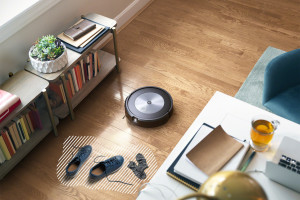 Met de nieuwste iRobot Genius update ruimt Roomba de naalden van je kerstboom op