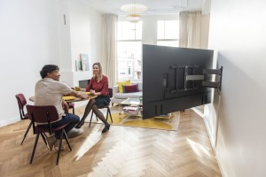 Nieuwe Vogel's Elite TV muurbeugels houden tot wel honderd kilo en je TV hangt slechts centimeters van de muur